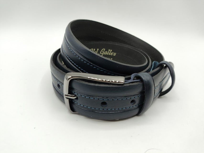 Leather belt with central stitching