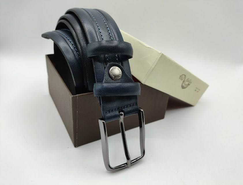 Leather belt with central stitching