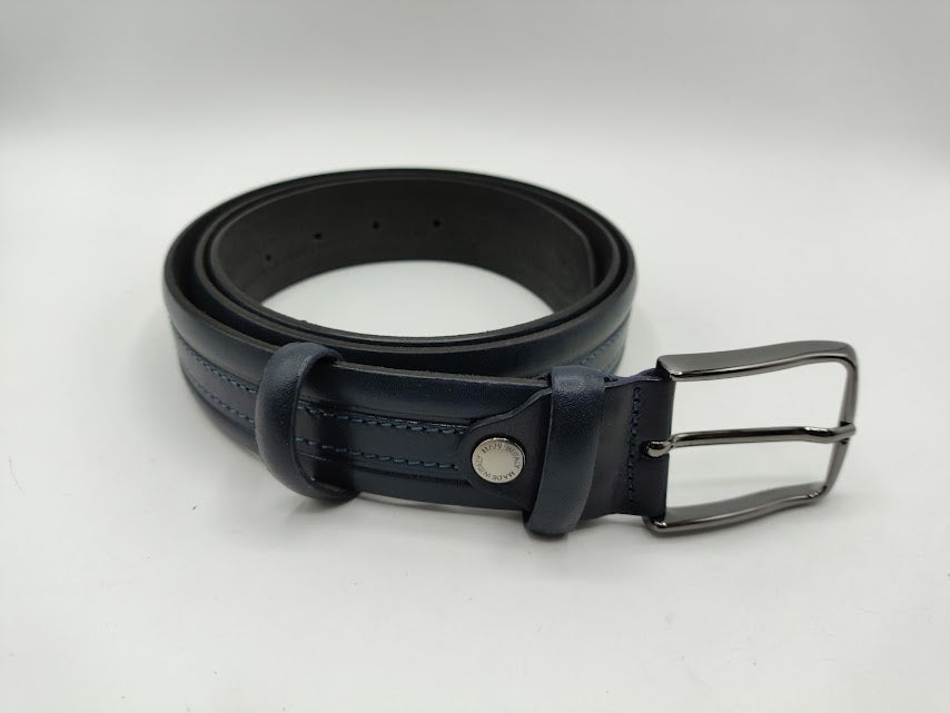 Leather belt with central stitching