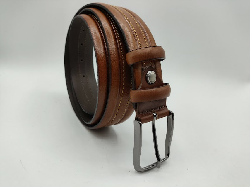 Leather belt with central stitching