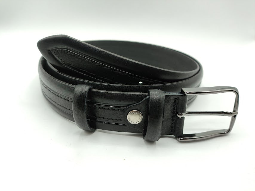 Leather belt with central stitching