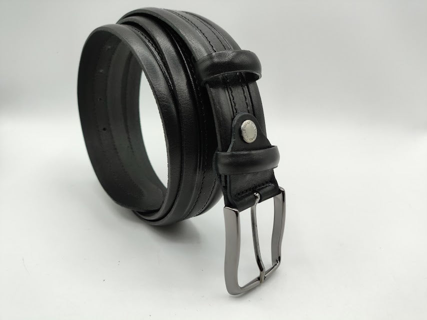 Leather belt with central stitching
