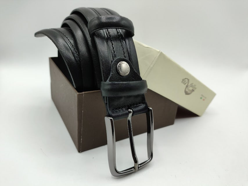 Leather belt with central stitching