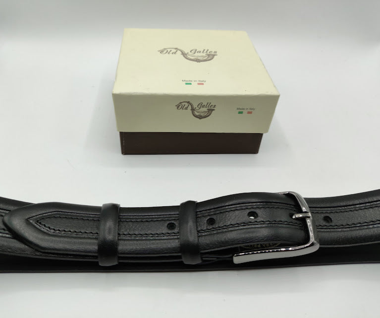 Leather belt with central stitching