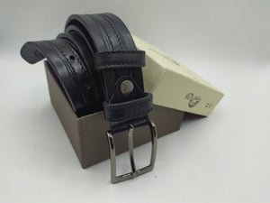 Sports belt with mold and central seam