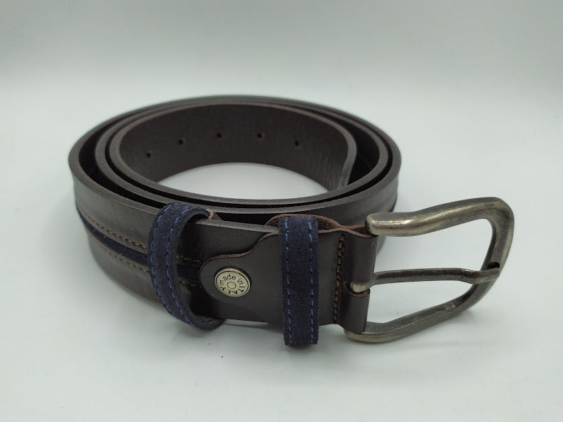 Sports belt with central insert